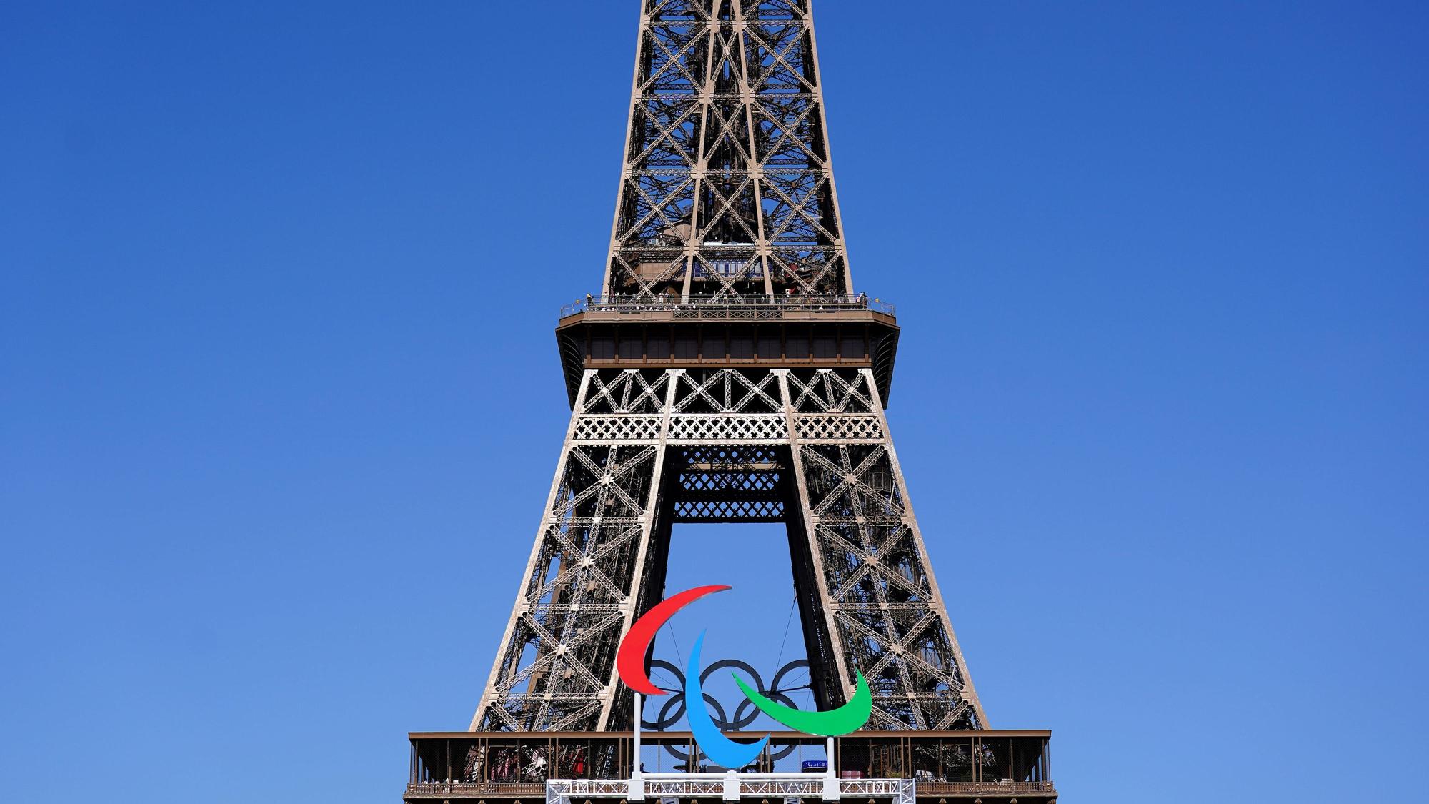 Das Agitos-Logo ist im Vorfeld der Paralympischen Sommerspiele 2024 unterhalb des Eiffelturms zu sehen.