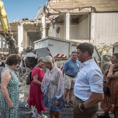 Baubeginn am ehemaligen Haus der Deutschen Bank in der Birkenbergstraße. Bauherr ist der Bauverein Opladen und Mitglieder des Vereins "Solemio e.V" wollen hinterher dort leben. Foto: Ralf Krieger