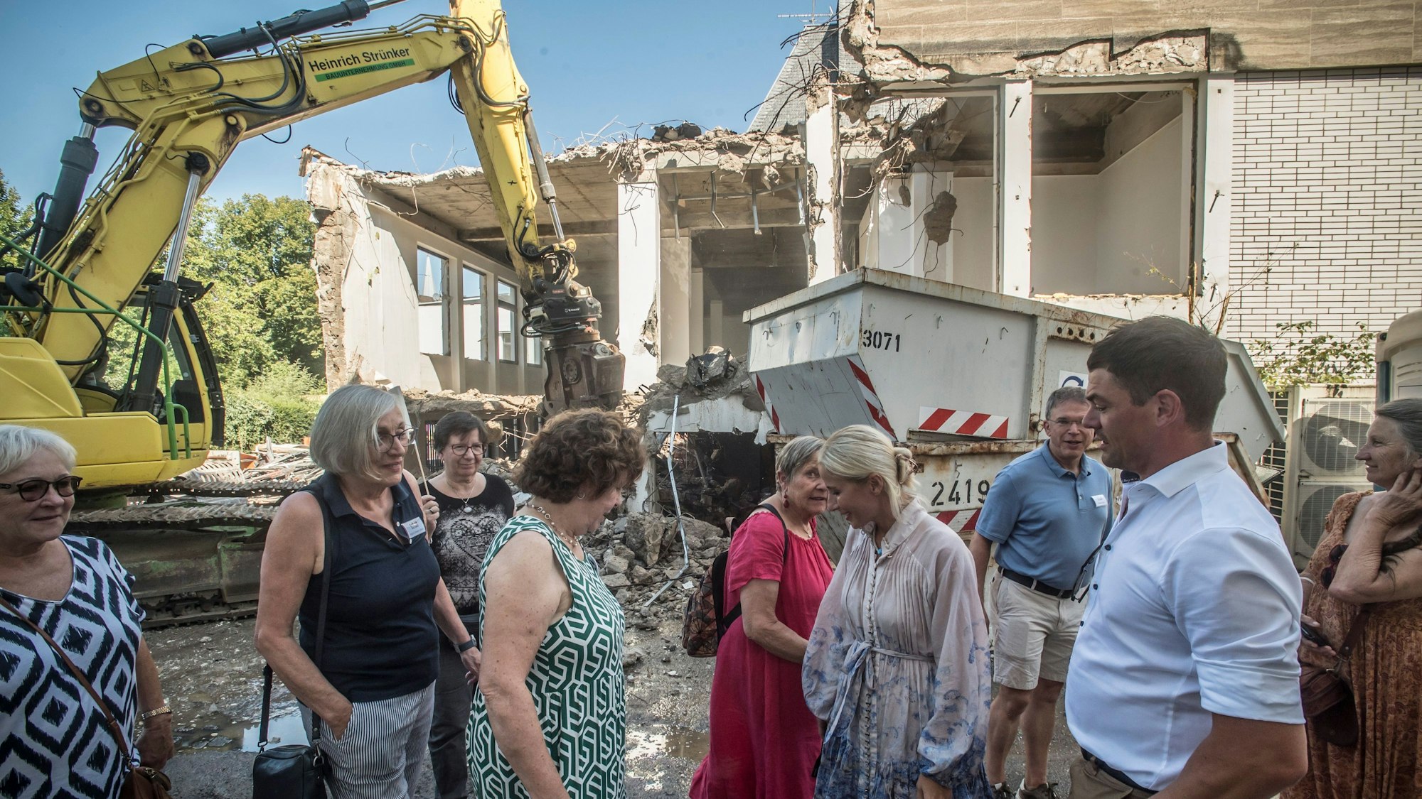 Baubeginn am ehemaligen Haus der Deutschen Bank in der Birkenbergstraße. Bauherr ist der Bauverein Opladen und Mitglieder des Vereins "Solemio e.V" wollen hinterher dort leben. Foto: Ralf Krieger