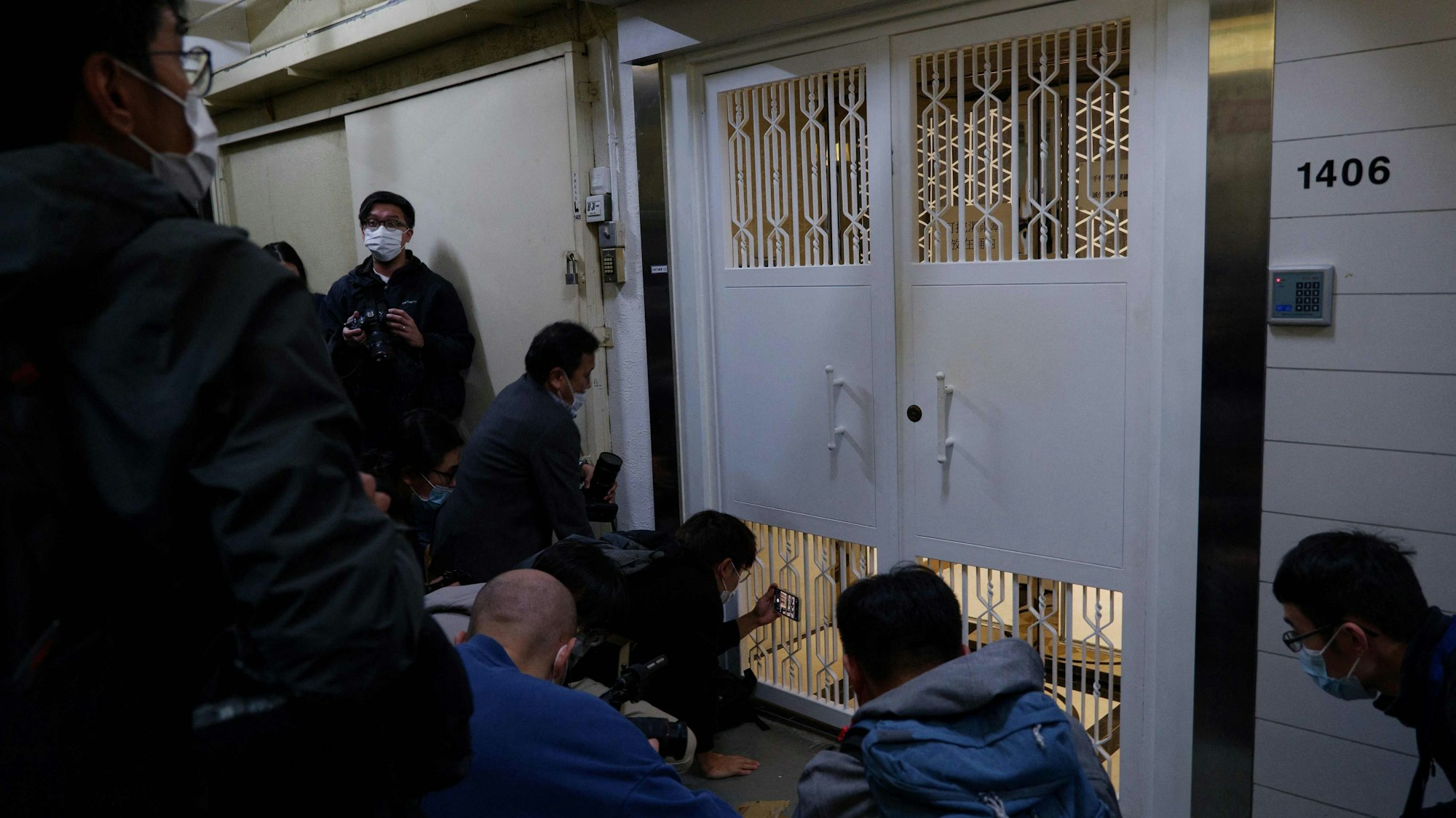Vertreter der Medien versammelten sich vor dem Büro von Stand News, als am 29. Dezember 2021 die Polizei das Gebäude stürmte und zahlreiche Mitarbeiter und die beiden Chefredakteure festnahm. (Archivbild)