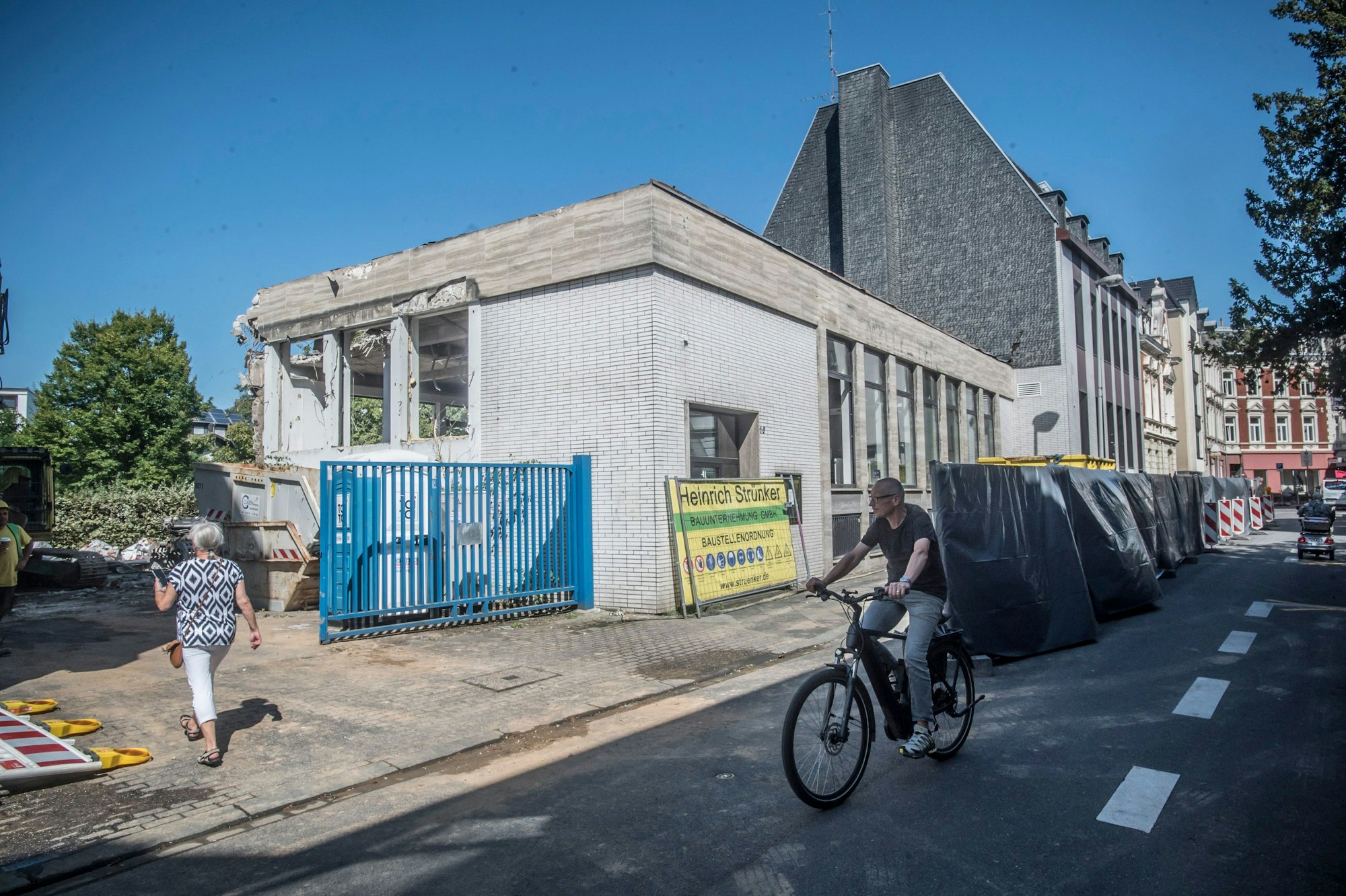 Baubeginn am ehemaligen Haus der Deutschen Bank in der Birkenbergstraße. Bauherr ist der Bauverein Opladen und Mitglieder des Vereins "Solemio e.V" wollen hinterher dort leben. Foto: Ralf Krieger