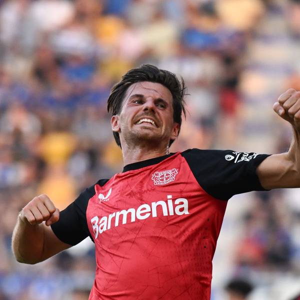 28.08.2024, Thüringen, Jena: Fußball: DFB-Pokal, FC Carl Zeiss Jena - Bayer 04 Leverkusen, 1. Runde, Ernst-Abbe-Sportfeld. Leverkusens Jonas Hofmann jubelt über seinen Treffer zum 0:1. Foto: Hendrik Schmidt/dpa - WICHTIGER HINWEIS: Gemäß den Vorgaben der DFL Deutsche Fußball Liga bzw. des DFB Deutscher Fußball-Bund ist es untersagt, in dem Stadion und/oder vom Spiel angefertigte Fotoaufnahmen in Form von Sequenzbildern und/oder videoähnlichen Fotostrecken zu verwerten bzw. verwerten zu lassen. +++ dpa-Bildfunk +++