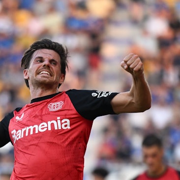 28.08.2024, Thüringen, Jena: Fußball: DFB-Pokal, FC Carl Zeiss Jena - Bayer 04 Leverkusen, 1. Runde, Ernst-Abbe-Sportfeld. Leverkusens Jonas Hofmann jubelt über seinen Treffer zum 0:1. Foto: Hendrik Schmidt/dpa - WICHTIGER HINWEIS: Gemäß den Vorgaben der DFL Deutsche Fußball Liga bzw. des DFB Deutscher Fußball-Bund ist es untersagt, in dem Stadion und/oder vom Spiel angefertigte Fotoaufnahmen in Form von Sequenzbildern und/oder videoähnlichen Fotostrecken zu verwerten bzw. verwerten zu lassen. +++ dpa-Bildfunk +++