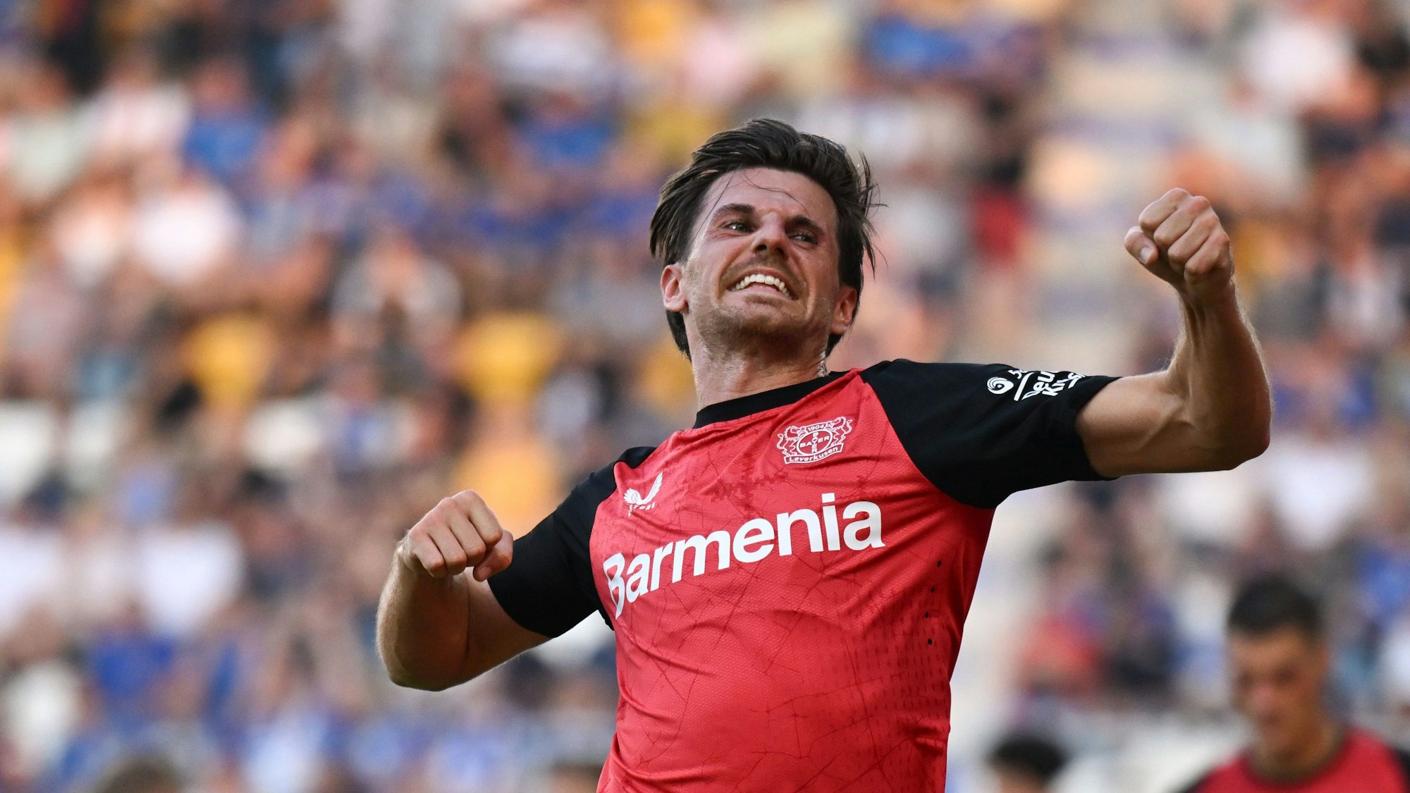 28.08.2024, Thüringen, Jena: Fußball: DFB-Pokal, FC Carl Zeiss Jena - Bayer 04 Leverkusen, 1. Runde, Ernst-Abbe-Sportfeld. Leverkusens Jonas Hofmann jubelt über seinen Treffer zum 0:1. Foto: Hendrik Schmidt/dpa - WICHTIGER HINWEIS: Gemäß den Vorgaben der DFL Deutsche Fußball Liga bzw. des DFB Deutscher Fußball-Bund ist es untersagt, in dem Stadion und/oder vom Spiel angefertigte Fotoaufnahmen in Form von Sequenzbildern und/oder videoähnlichen Fotostrecken zu verwerten bzw. verwerten zu lassen. +++ dpa-Bildfunk +++