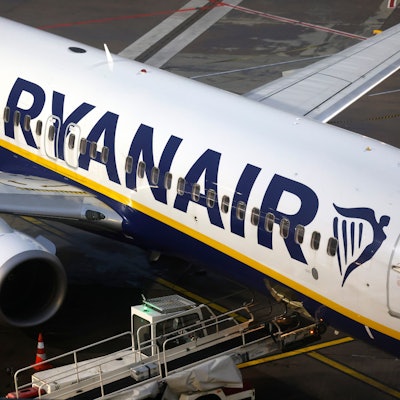 Eine Passagiermaschine der Fluggesellschaft Ryanair steht auf dem Flughafen Köln/Bonn. (Archivbild)