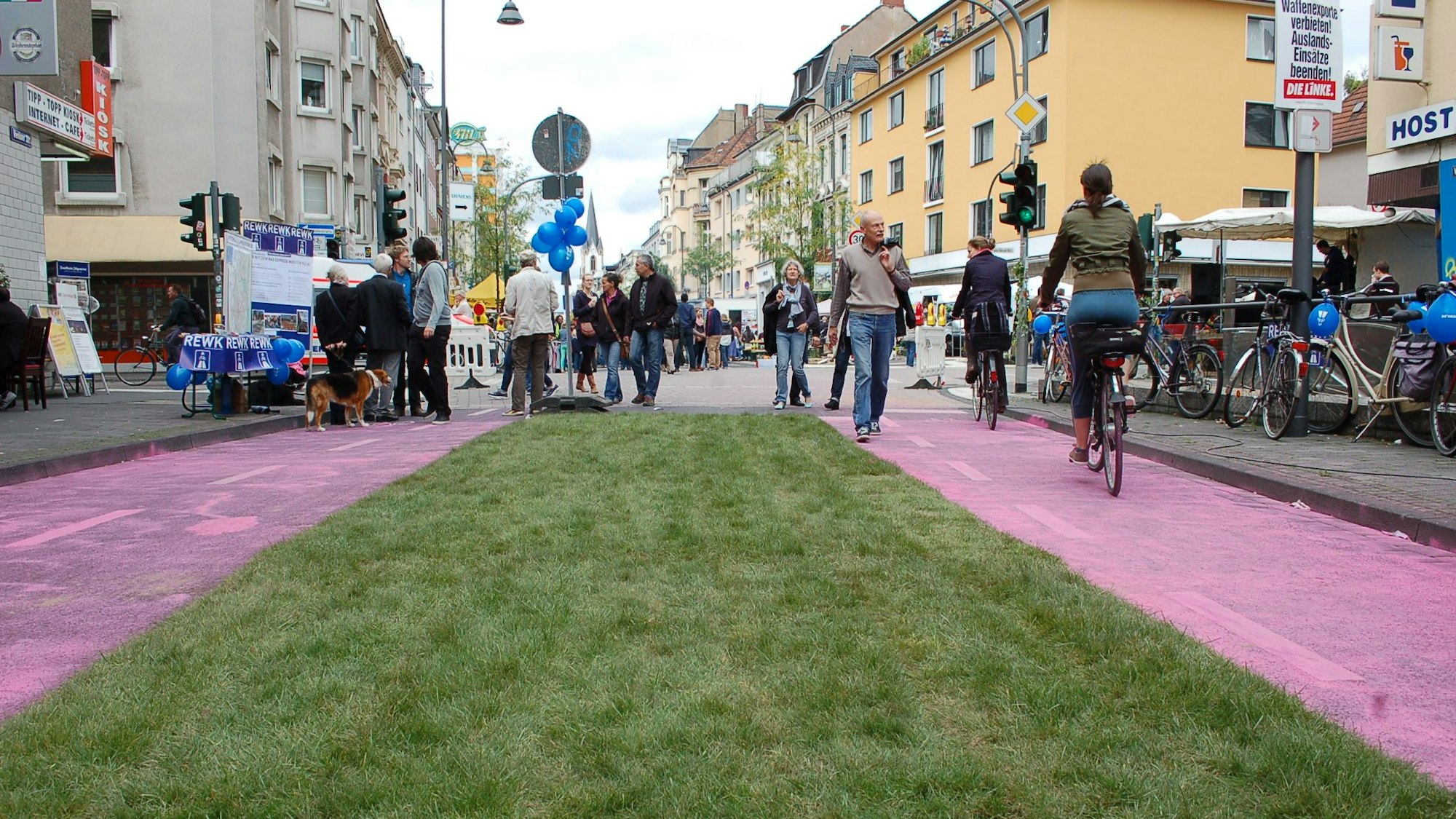 Zu sehen ist die der erste „Tag des guten Lebens“ mit Rollrasen auf der Venloer Straße.