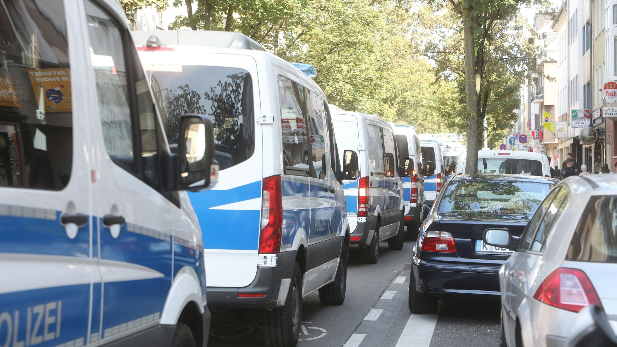 An der Kalk-Mülheimer-Straße in Kalk überprüften Polizeibeamte Personen und Lokale.