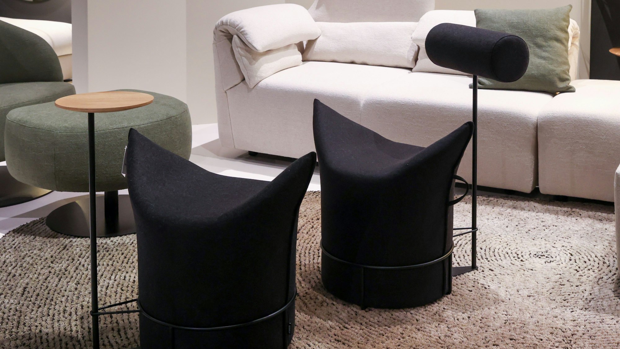 Köln:
imm
Internationale Möbelmesse
Werther
Zipfelhocker mit Zubehör (Beistelltisch)