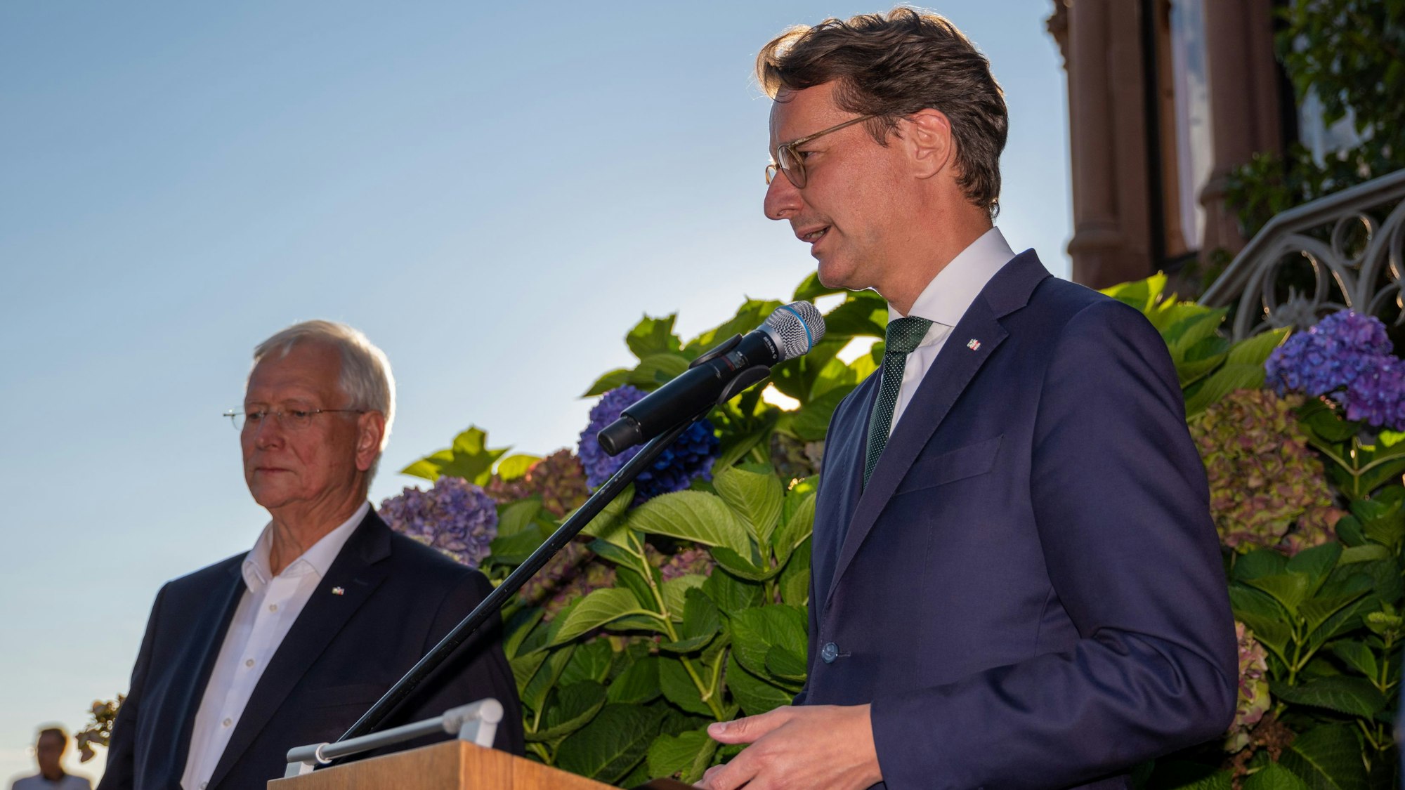 Ministerpräsident Hendrik Wüst (r.) auf der Drachenburg. Links im Bild: Eckhard Uhlenberg, Präsident der NRW-Stiftung