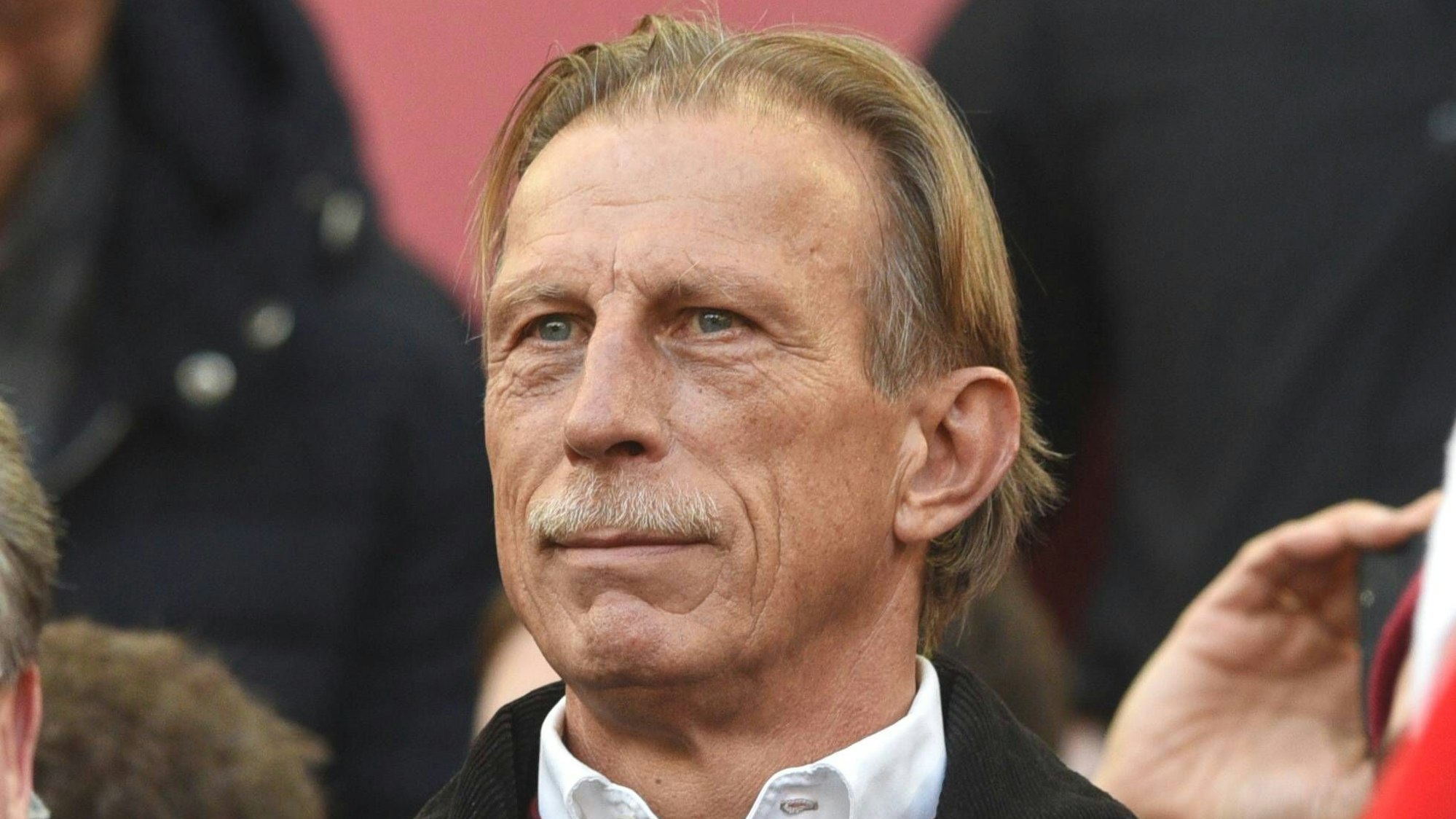 Die Trauerfeier für Christoph Daum (hier im Jahr 2018 auf der Tribüne des 1. FC Köln) nimmt weiter Gestalt an.