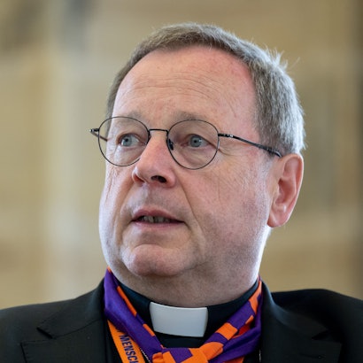 Georg Bätzing, Vorsitzender der Deutschen Bischofskonferenz, sitzt im Podium einer Veranstaltung zum Deutschen Katholikentag. (Archivbild)