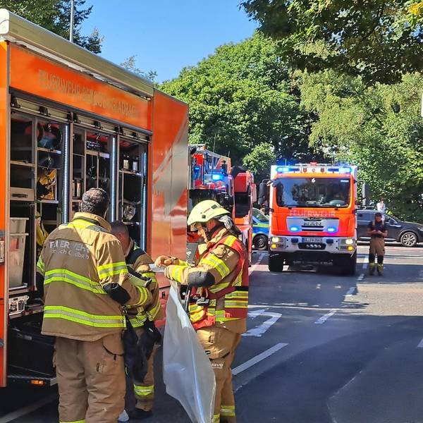 Rettungskräfte stehen am einem Rettungswagen.
