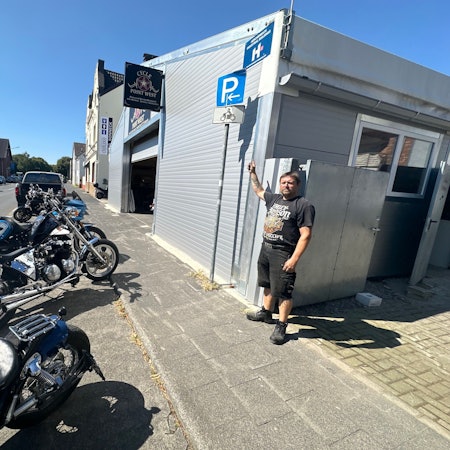 Ortsdurchfahrt Niederpleis wird neu gestaltet, Marco Berger könnte die Parkplätze vor seinem Motorradgeschäft verlieren.