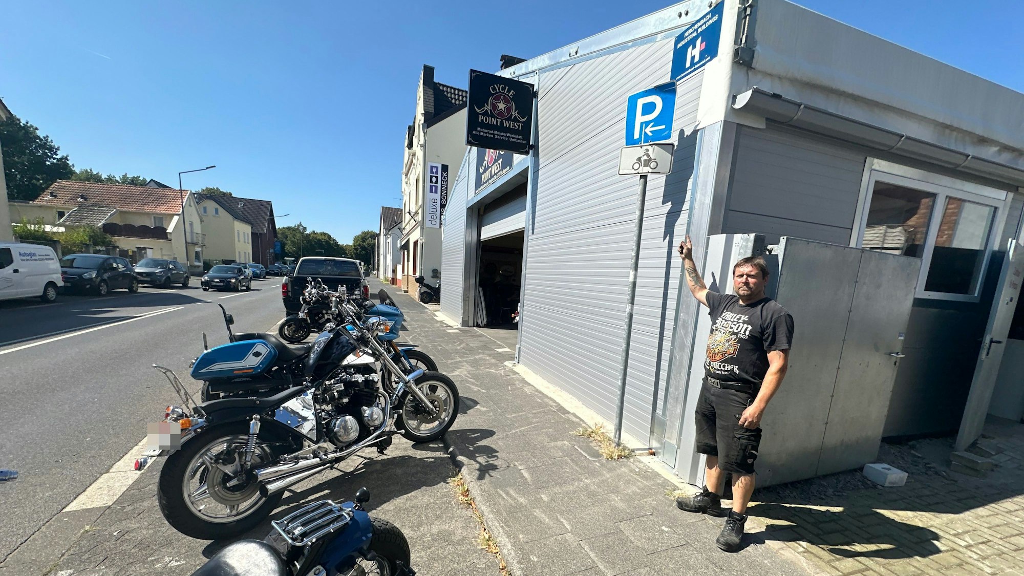 Ortsdurchfahrt Niederpleis wird neu gestaltet, Marco Berger könnte die Parkplätze vor seinem Motorradgeschäft verlieren.