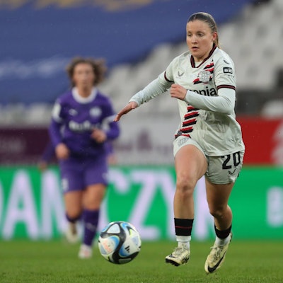 Germany, Essen, 24.03.2024, Stadion an der Hafenstrasse, SGS Essen - Bayer 04 Leverkusen - Frauen Bundesliga, Estrella Merino Gonzalez Bayer 04 Leverkusen controls the ball Essen Stadion an der Hafenstrasse North Rhine-Westphalia Germany *** Germany, Essen, 24 03 2024, Stadion an der Hafenstrasse, SGS Essen Bayer 04 Leverkusen Frauen Bundesliga, Estrella Merino Gonzalez Bayer 04 Leverkusen controls the ball Essen Stadion an der Hafenstrasse North Rhine Westphalia Germany eu-images-678