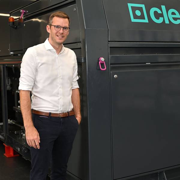 Philipp Soest steht vor dem Laser, der gut geschützt ist und auf dem Schrottplatz eingesetzt wird.