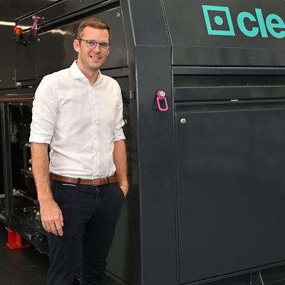 Philipp Soest steht vor dem Laser, der gut geschützt ist und auf dem Schrottplatz eingesetzt wird.