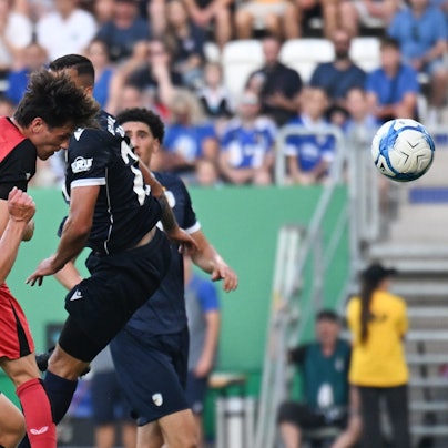 28.08.2024, Thüringen, Jena: Fußball: DFB-Pokal, FC Carl Zeiss Jena - Bayer 04 Leverkusen, 1. Runde, Ernst-Abbe-Sportfeld. Leverkusens Jonas Hofmann (M) setzt sich gegen Jenas Spieler Paul Krämer (l) und Justin Schau durch und erzielt den Treffer zum 0:1. Foto: Hendrik Schmidt/dpa - WICHTIGER HINWEIS: Gemäß den Vorgaben der DFL Deutsche Fußball Liga bzw. des DFB Deutscher Fußball-Bund ist es untersagt, in dem Stadion und/oder vom Spiel angefertigte Fotoaufnahmen in Form von Sequenzbildern und/oder videoähnlichen Fotostrecken zu verwerten bzw. verwerten zu lassen. +++ dpa-Bildfunk +++