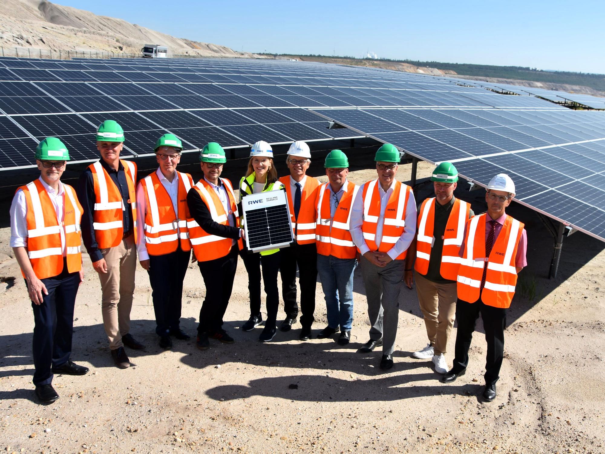 Das Bild zeigt Bürgermeister und Vertreter von RWE vor der neuen Solaranlage.