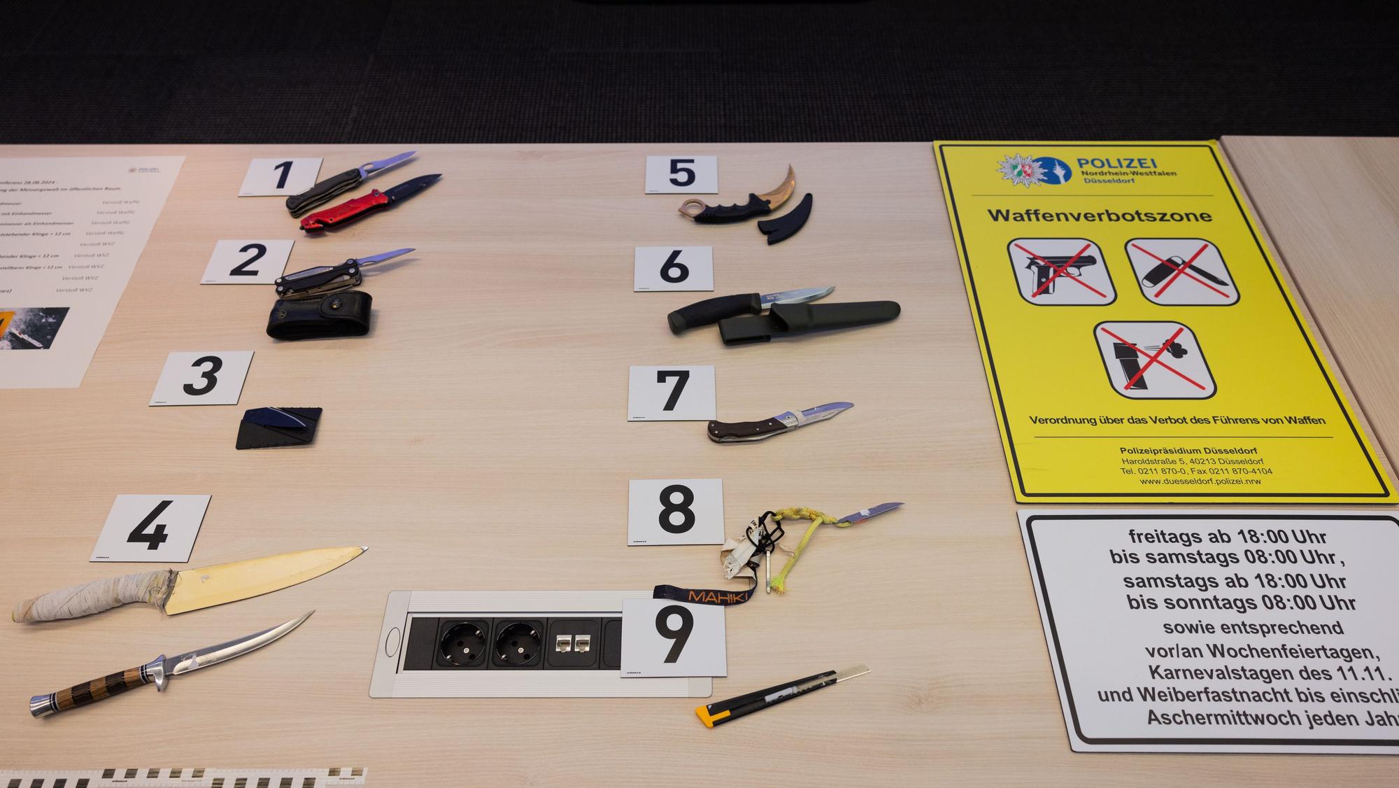 Beschlagnahmte Messer liegen bei einem Pressetermin mit Innenminister Reul im Ministerium aus.