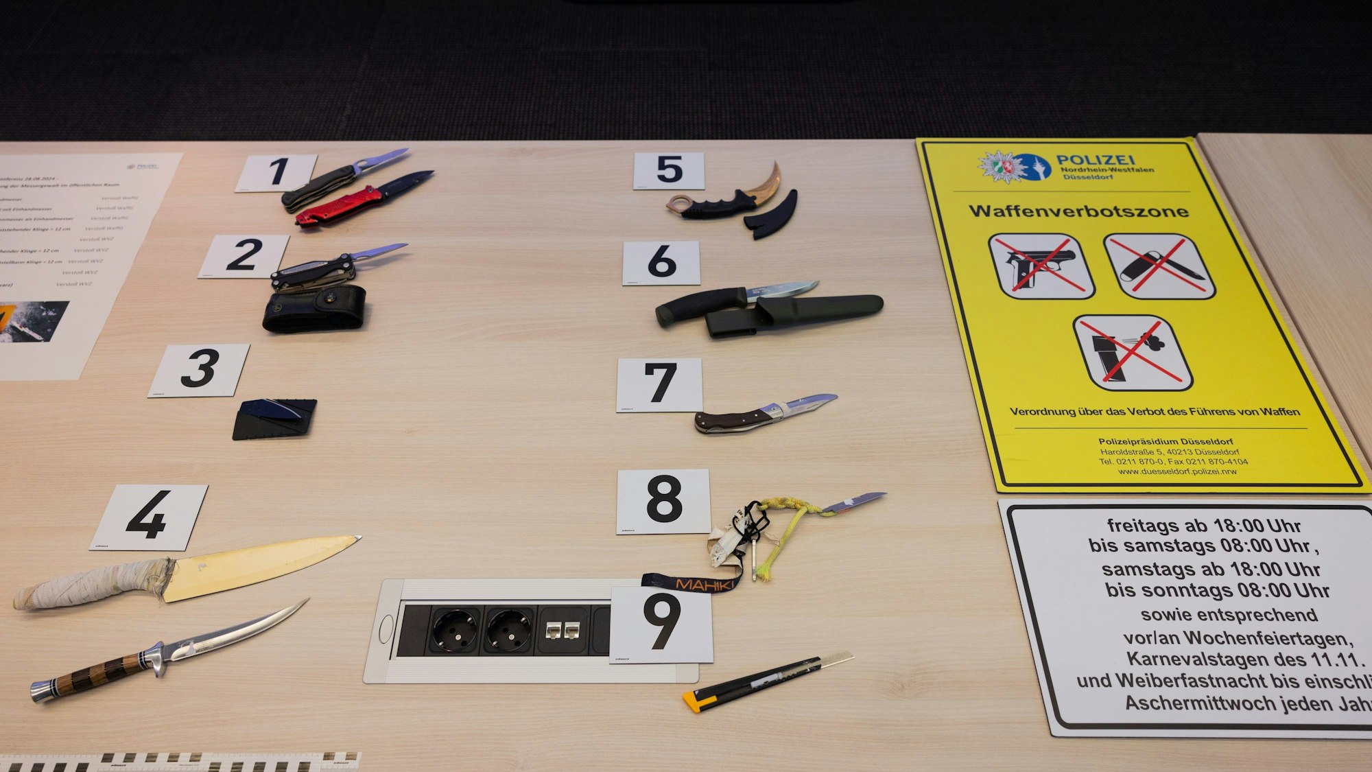 Beschlagnahmte Messer liegen bei einem Pressetermin mit Innenminister Reul im Ministerium aus.