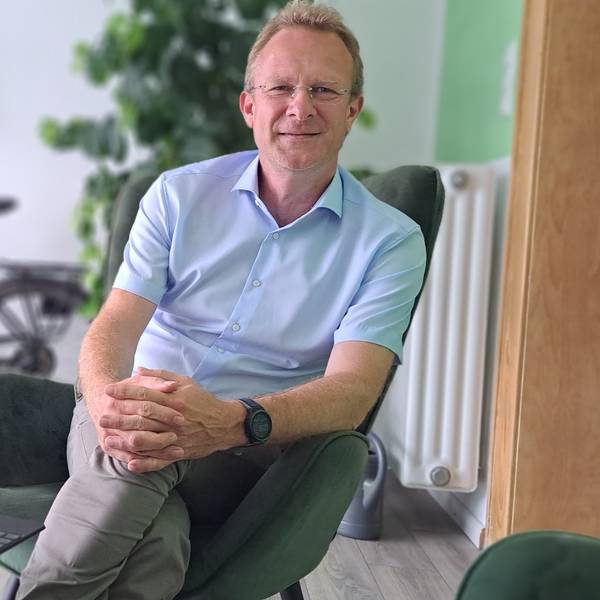 Der grüne Bundestagsabgeordnete Maik Außendorf in seinem Bergisch Gladbacher Wahlkreisbüro an der Laurentiusstraße.