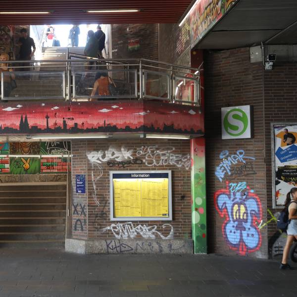 Ein Eingang zum Bahnhof Hansaring.