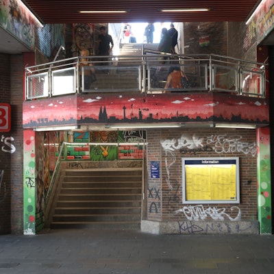 Ein Eingang zum Bahnhof Hansaring.