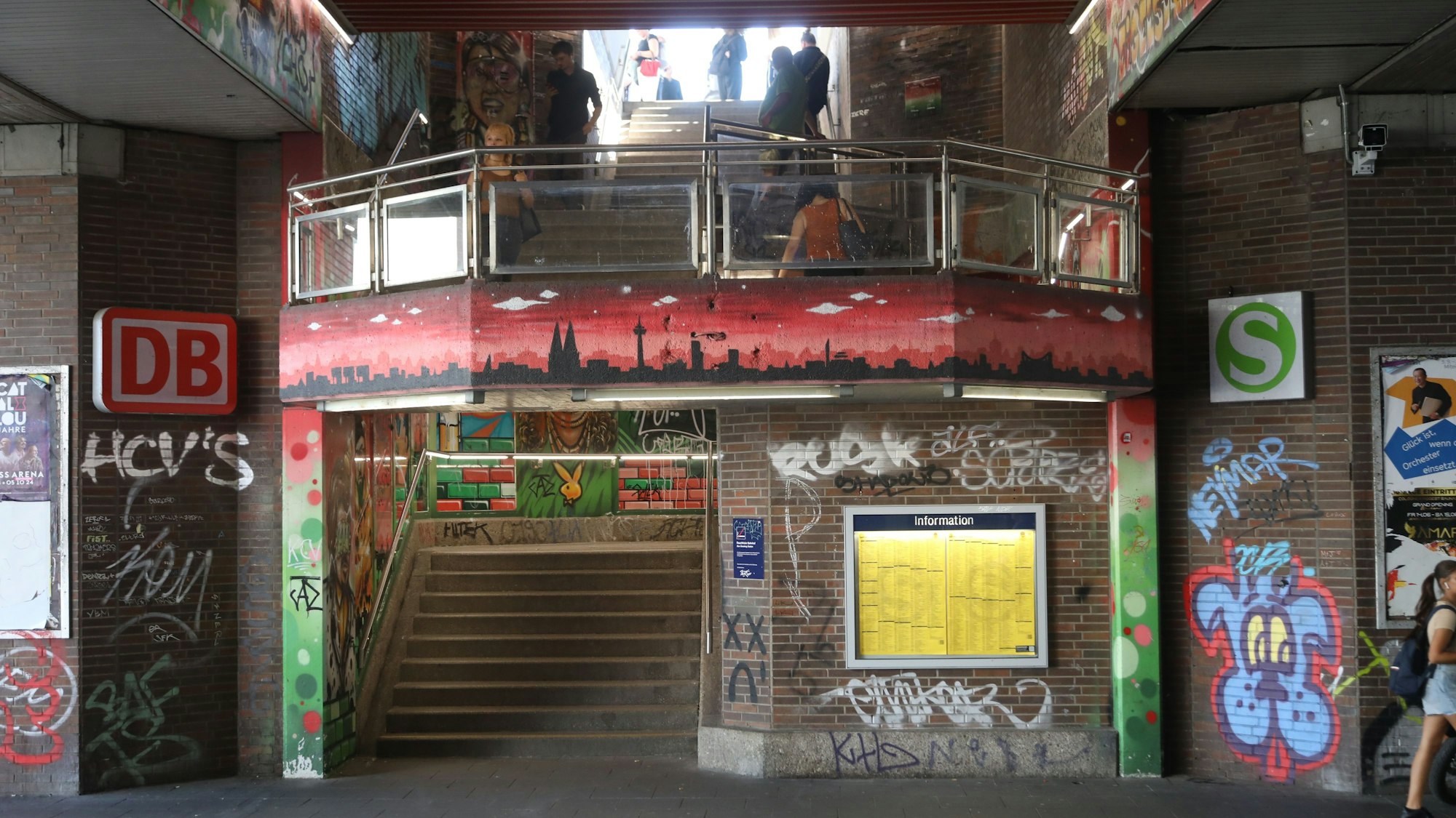 Ein Eingang zum Bahnhof Hansaring.