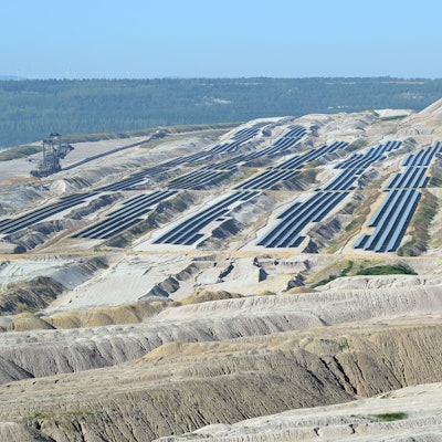 Das Bild zeigt den Tagebau Hambach, in dem 87 000 Solarmodule verlegt wurden.