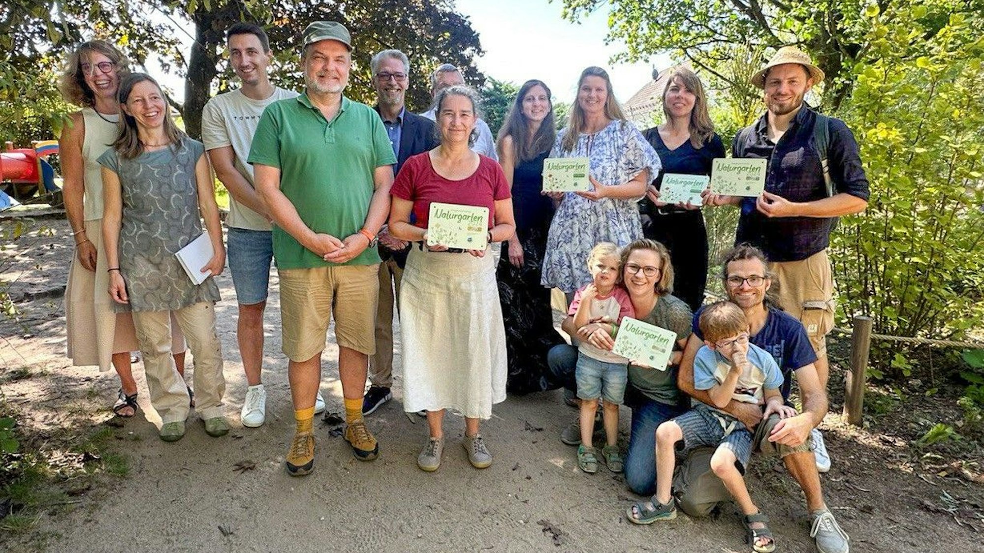 Die Preisträgerinnen und Preisträger im Garten der Kita St. Margareta in Neunkirchen-Seelscheid.