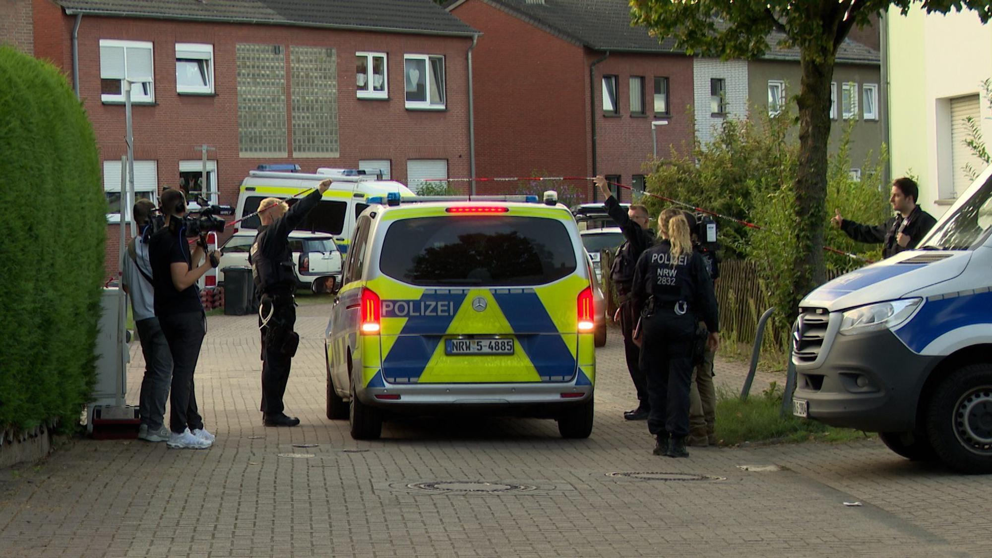 Polizei steht am Dienstag (27. August) am abgesperrten Tatort in Moers nach einem mutmaßlichen Angriff auf Passanten.