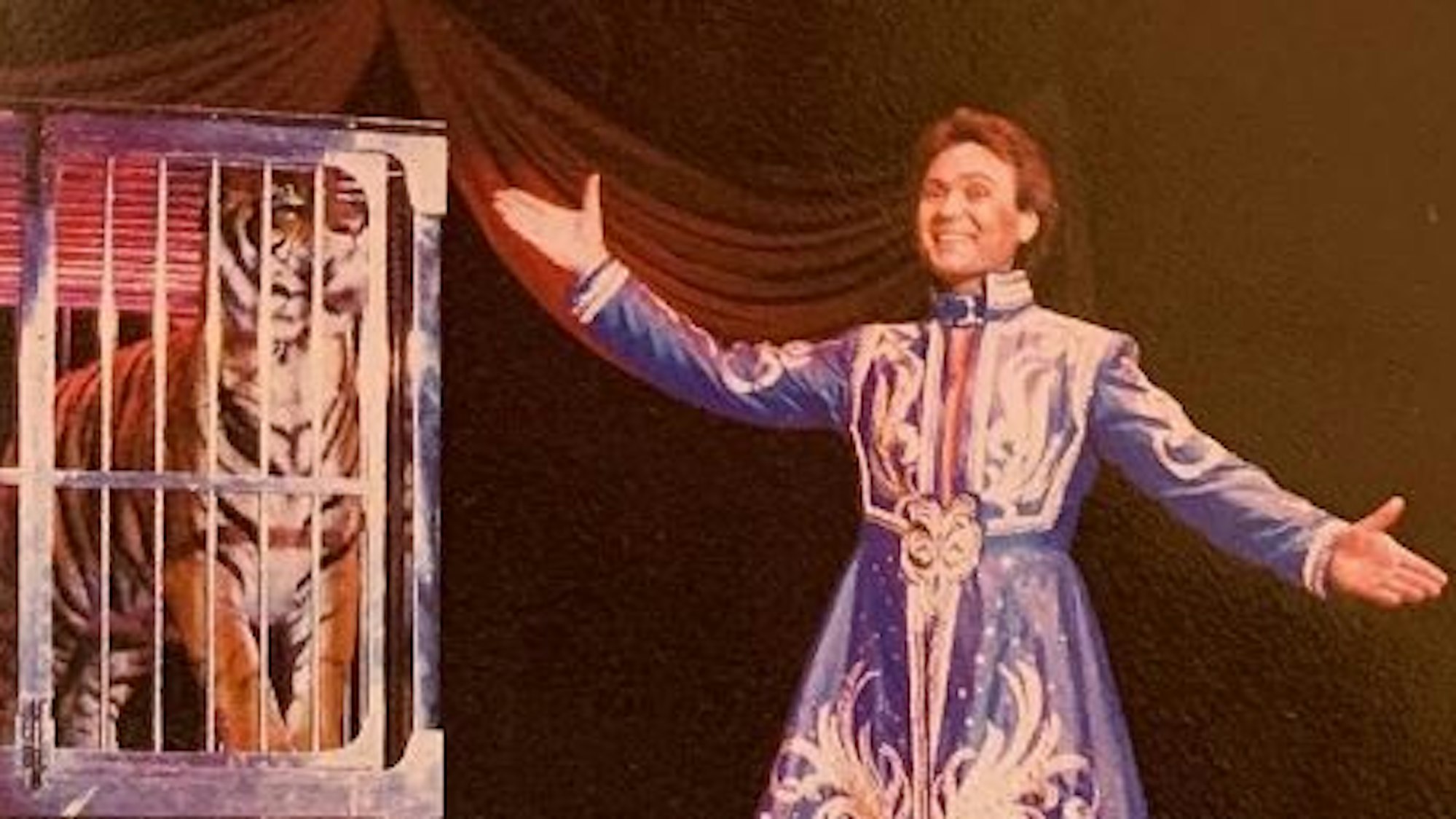 Leif Hansen als Zauberkünstler Lee Pee Ville bei seiner „Super Magicshow“ im Phantasialand mit einem Tiger.