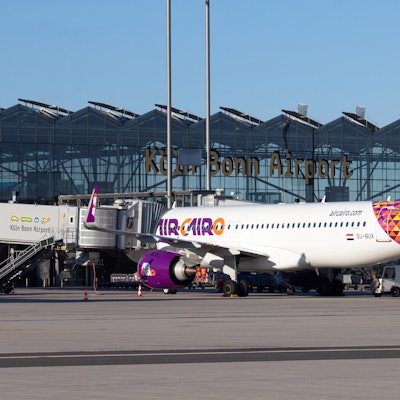 Ein Airbus A 320 von Air Cairo am Flughafen Köln/Bonn
