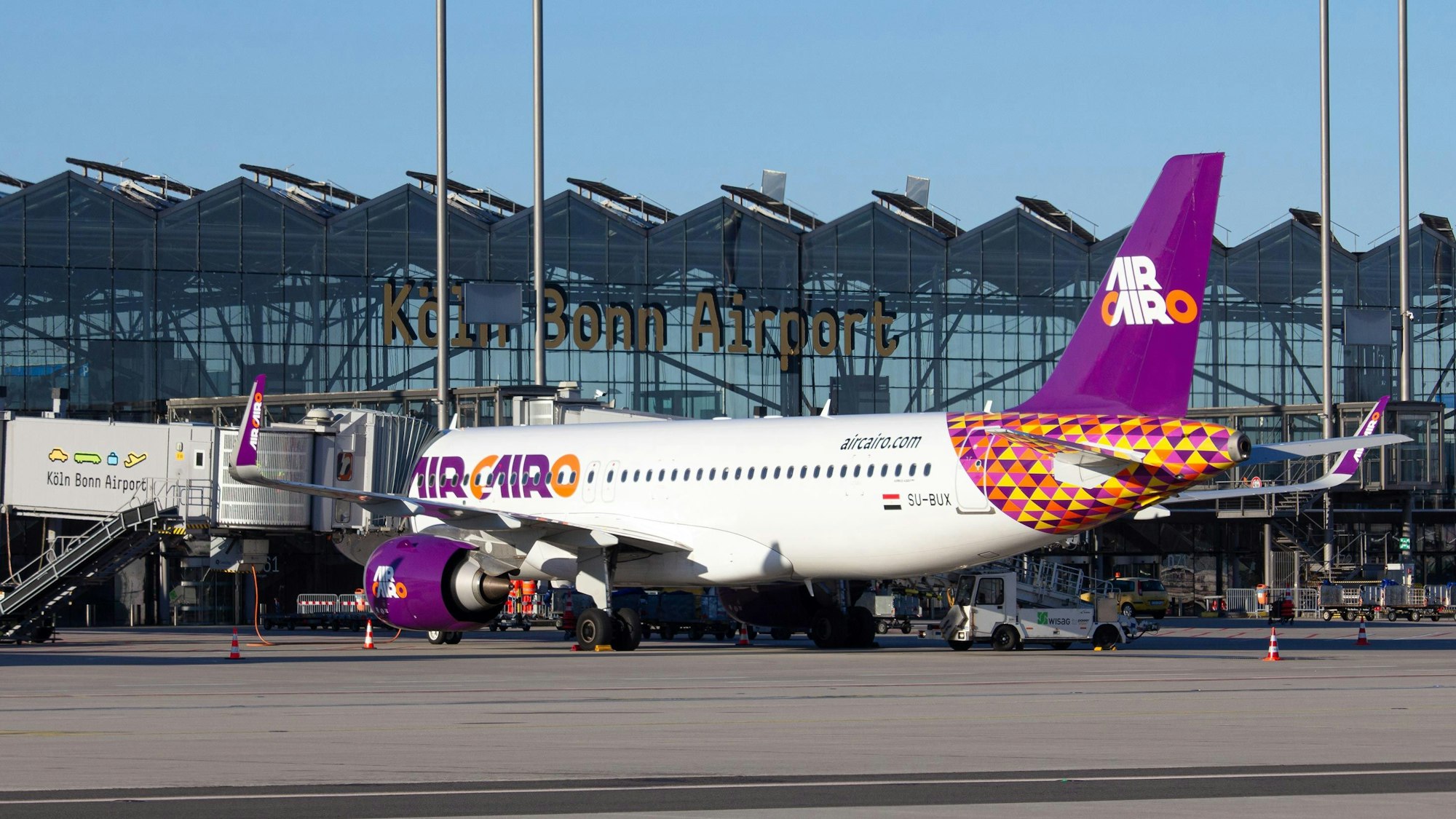 Ein Airbus A 320 von Air Cairo am Flughafen Köln/Bonn