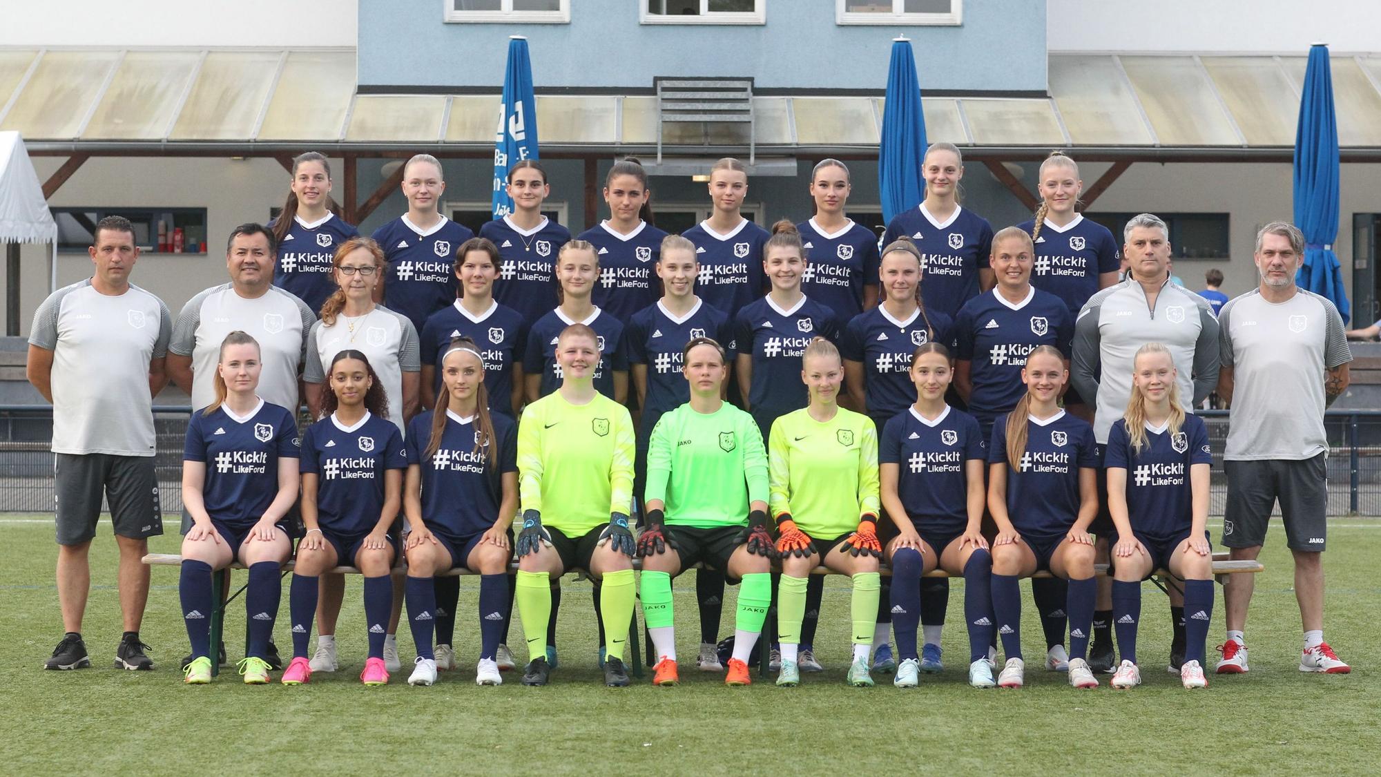 Victoria Binot (oben, von links), Sophia Dahl, Dorentina Verlaku, Emilia Salcedas, Sofia Flek, Aalya Becker, Jana Buss, Nele Lindlar, Torwart-Trainer José Edgardo Castro Torres (Mitte, von links), Co-Trainer Christian Blankenberg, Betreuerin Sonja Schaack, Ronia Reineke, Romy Zeleny, Julia Gehrling, Angelina Gehrling, Lea Bindseil, Teresa Kohlen, Athletiktrainer Marco Henrichs, Trainer Lars Heiliger, Maike Klemmer (unten, von links), Melanie Seilnacht, Carmen Caprescu, Mia Bendisch, Emma Petri, Mira Urban, Klara Schaack, Emilia Reuter und Katharina Schulz vom SV Menden.