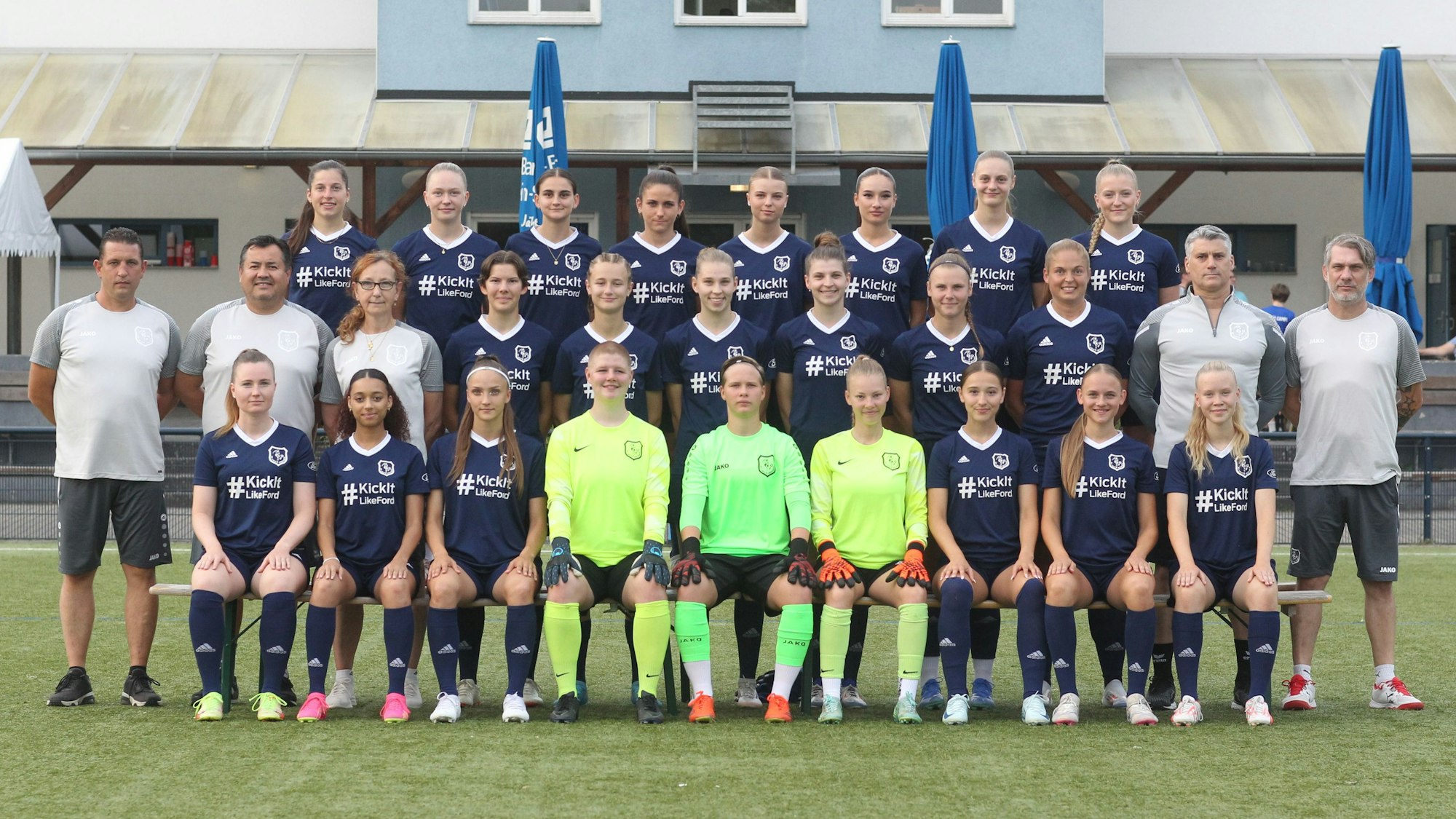 Victoria Binot (oben, von links), Sophia Dahl, Dorentina Verlaku, Emilia Salcedas, Sofia Flek, Aalya Becker, Jana Buss, Nele Lindlar, Torwart-Trainer José Edgardo Castro Torres (Mitte, von links), Co-Trainer Christian Blankenberg, Betreuerin Sonja Schaack, Ronia Reineke, Romy Zeleny, Julia Gehrling, Angelina Gehrling, Lea Bindseil, Teresa Kohlen, Athletiktrainer Marco Henrichs, Trainer Lars Heiliger, Maike Klemmer (unten, von links), Melanie Seilnacht, Carmen Caprescu, Mia Bendisch, Emma Petri, Mira Urban, Klara Schaack, Emilia Reuter und Katharina Schulz vom SV Menden.