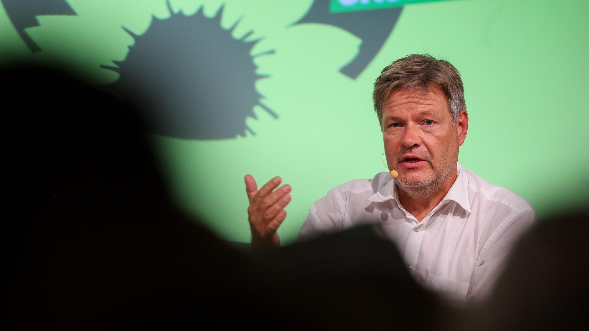 Robert Habeck (Bündnis 90/Die Grünen), Bundeswirtschaftsminister, spricht im Rahmen der Wahlkampftour vor der sächsischen Landtagswahl im Kupfersaal.