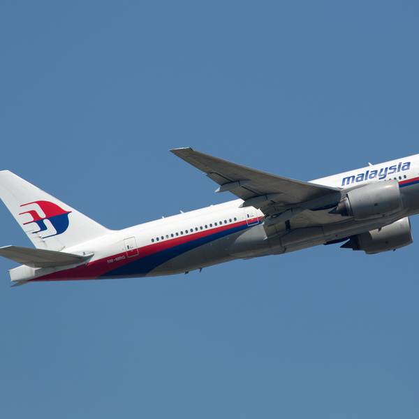 Eine Malaysia Airlines Boeing 777-200 hebt ab.