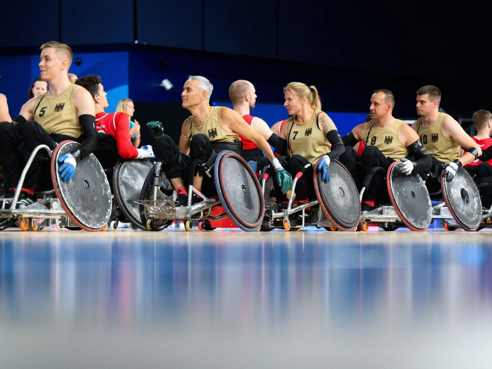 Die Mannschaft von Deutschland und Dänemark begrüßen sich bei einem Trainingsspiel.