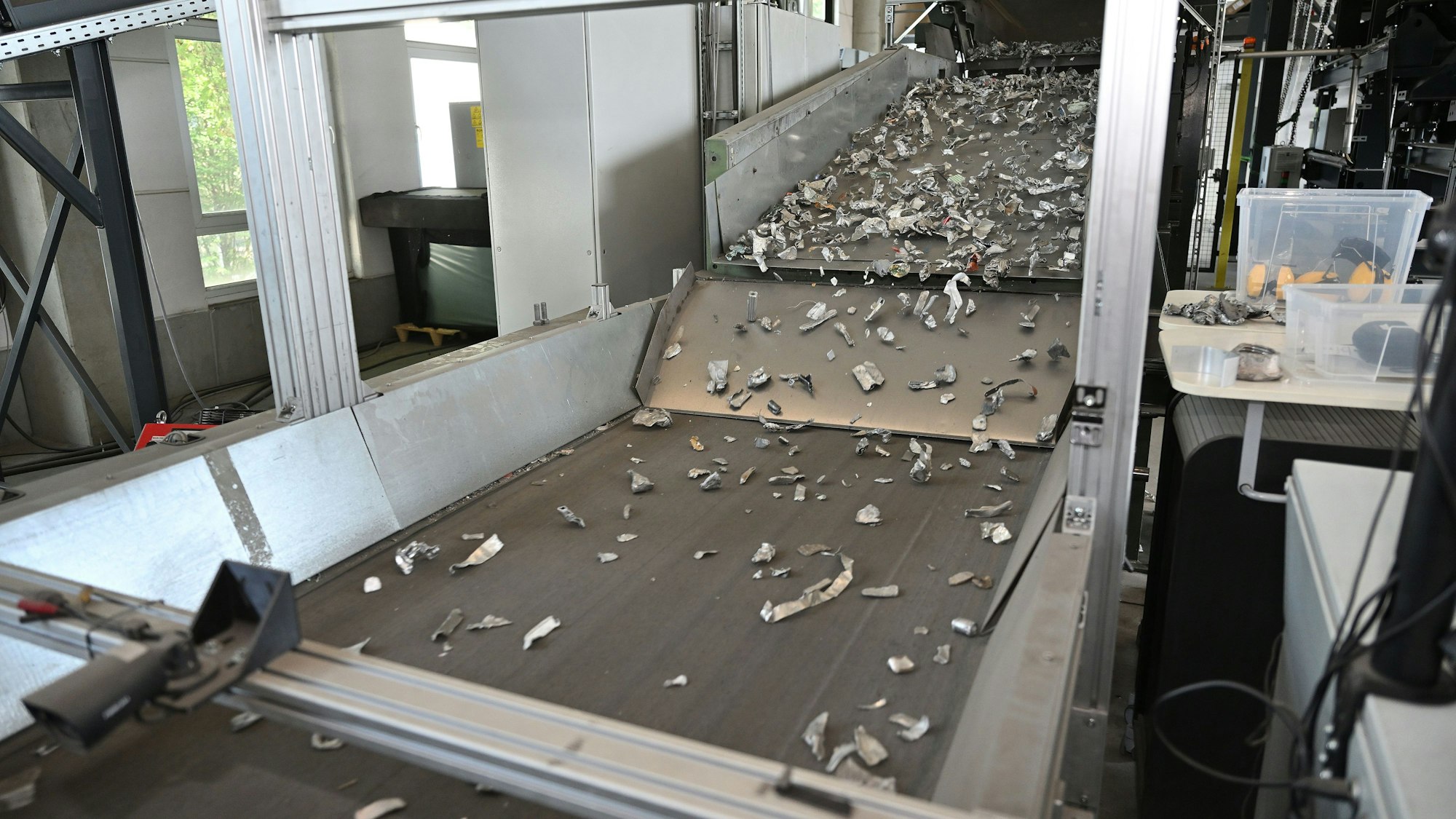 Schrott wird vom „Bunker“ zum Laser transportiert.