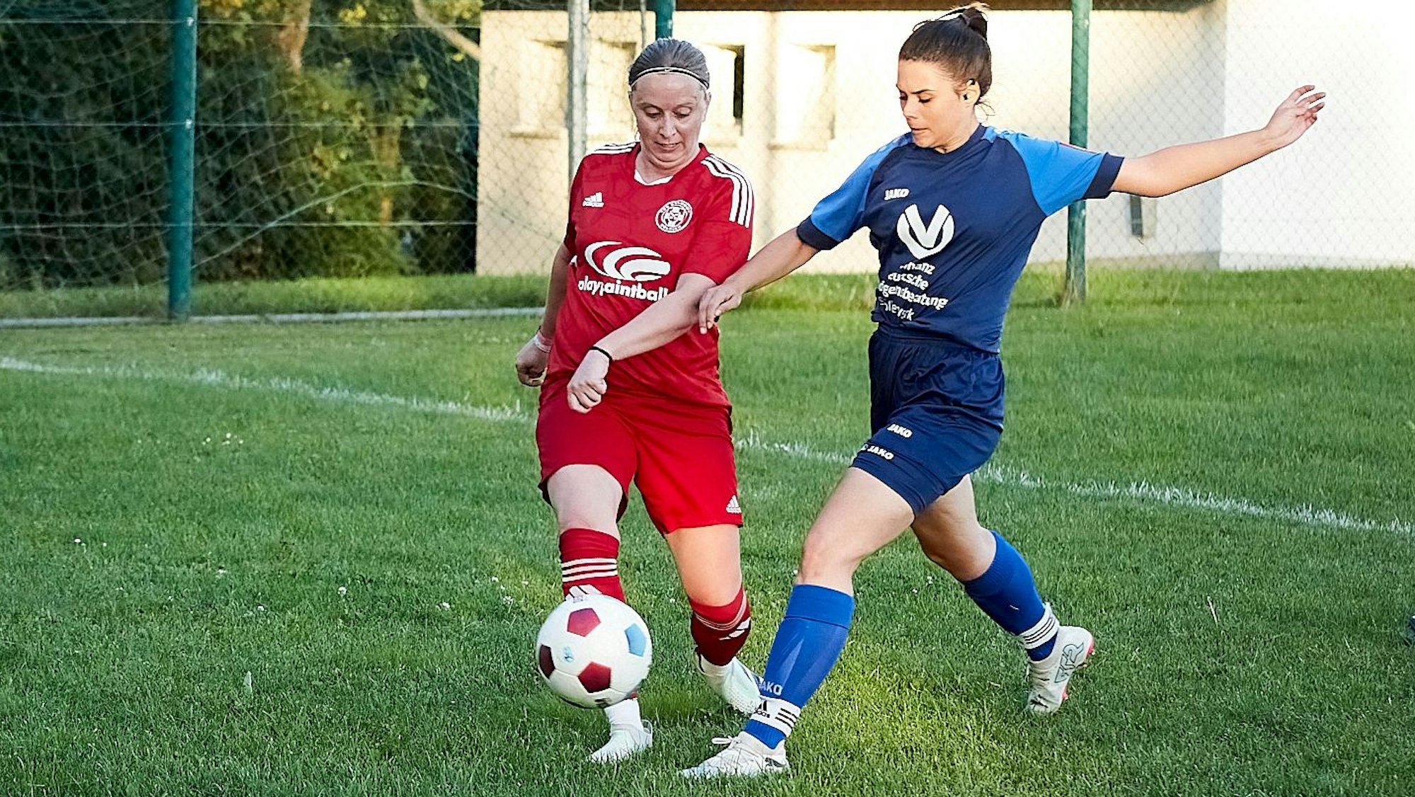 Zwei Fußballerinnen von Hellenthal und Zülpich befinden sich im Zweikampf.