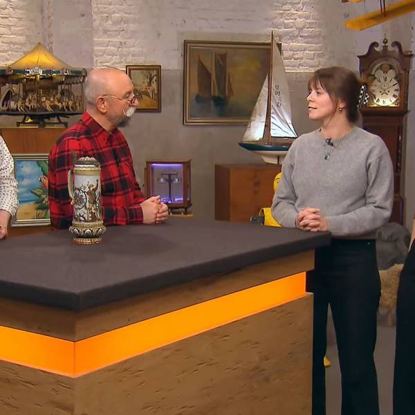 Laura Rothäuser (v.r.) mit ihrer Schwester Nadine Hoffmann bei der „Bares für Rares“-Expertise mit Horst Lichter und Colmar Schulte-Goltz.