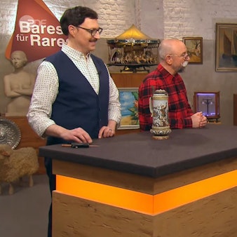 Laura Rothäuser (v.r.) mit ihrer Schwester Nadine Hoffmann bei der „Bares für Rares“-Expertise mit Horst Lichter und Colmar Schulte-Goltz.