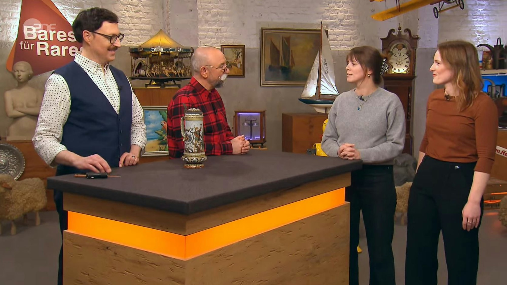 Laura Rothäuser (v.r.) mit ihrer Schwester Nadine Hoffmann bei der „Bares für Rares“-Expertise mit Horst Lichter und Colmar Schulte-Goltz.