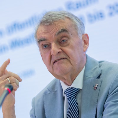 Herbert Reul (CDU), Innenminister von Nordrhein-Westfalen, spricht bei bei einem Pressetermin im Ministerium über das Thema  Messergewalt.