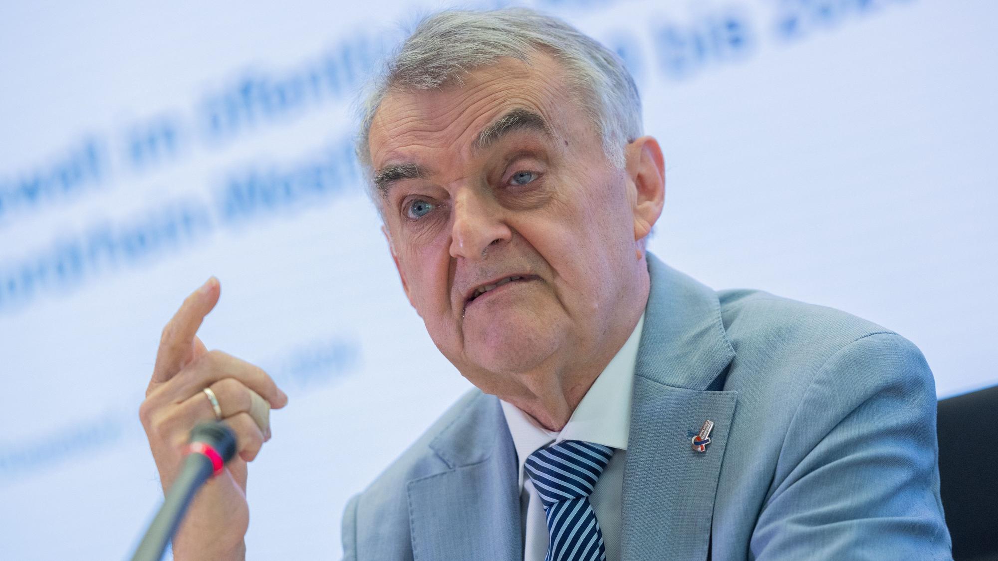 Herbert Reul (CDU), Innenminister von Nordrhein-Westfalen, spricht bei bei einem Pressetermin im Ministerium über das Thema Messergewalt.