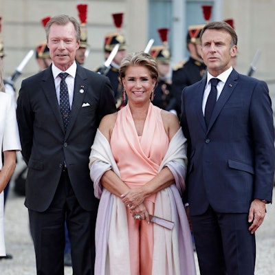 Der französische Präsident Emmanuel Macron (r) und seine Frau Brigitte Macron (l) posieren für ein Foto mit Großherzog Henri von Luxemburg und seiner Frau, Großherzogin Maria Teresa von Luxemburg, im Präsidentenpalast Elysée in Paris.