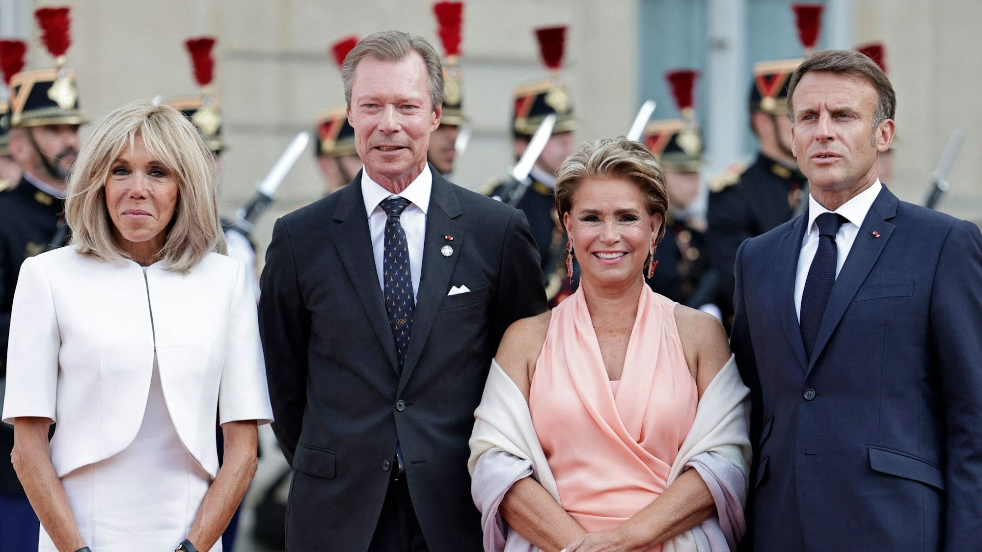 Der französische Präsident Emmanuel Macron (r) und seine Frau Brigitte Macron (l) posieren für ein Foto mit Großherzog Henri von Luxemburg und seiner Frau, Großherzogin Maria Teresa von Luxemburg, im Präsidentenpalast Elysée in Paris.