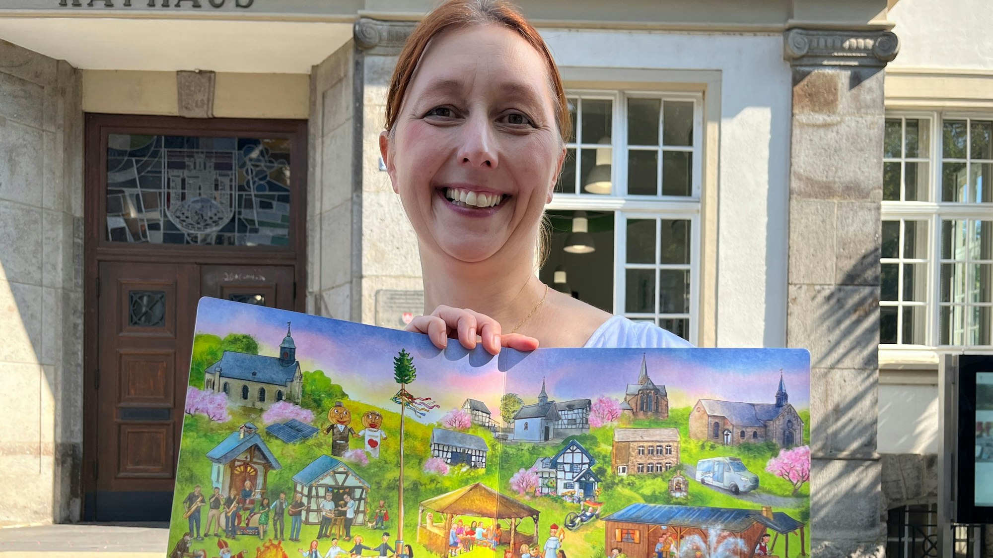 Die Künstlerin Anna Karina Birkenstock zeigt ihr ein Wimmelbuch.